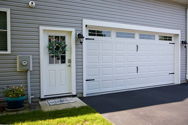 24/7 Emergency Garage Door Panel Replacement experts in St. Charles, IL